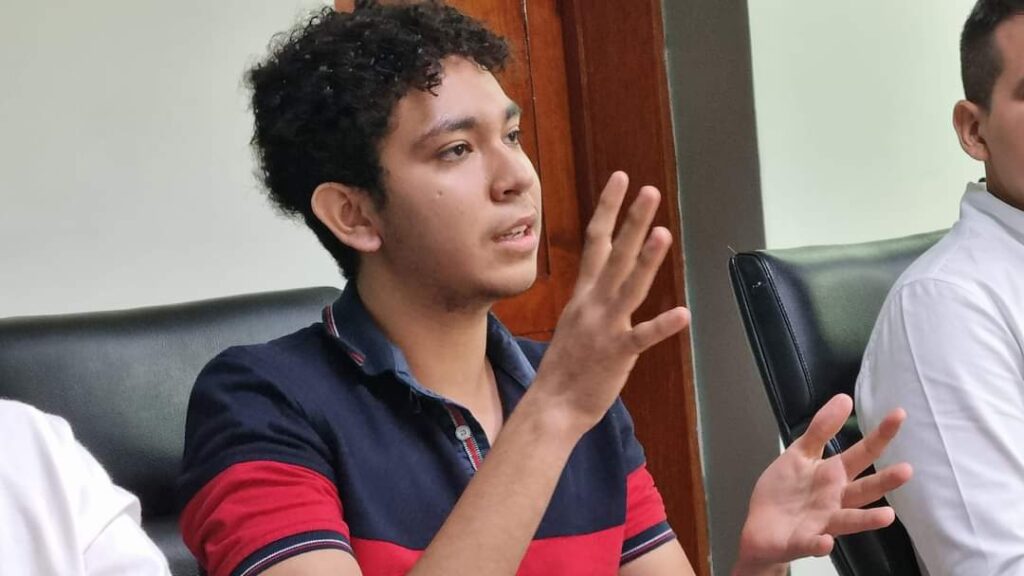 Joven de Técpan, incluido en libro del DIF Nacional