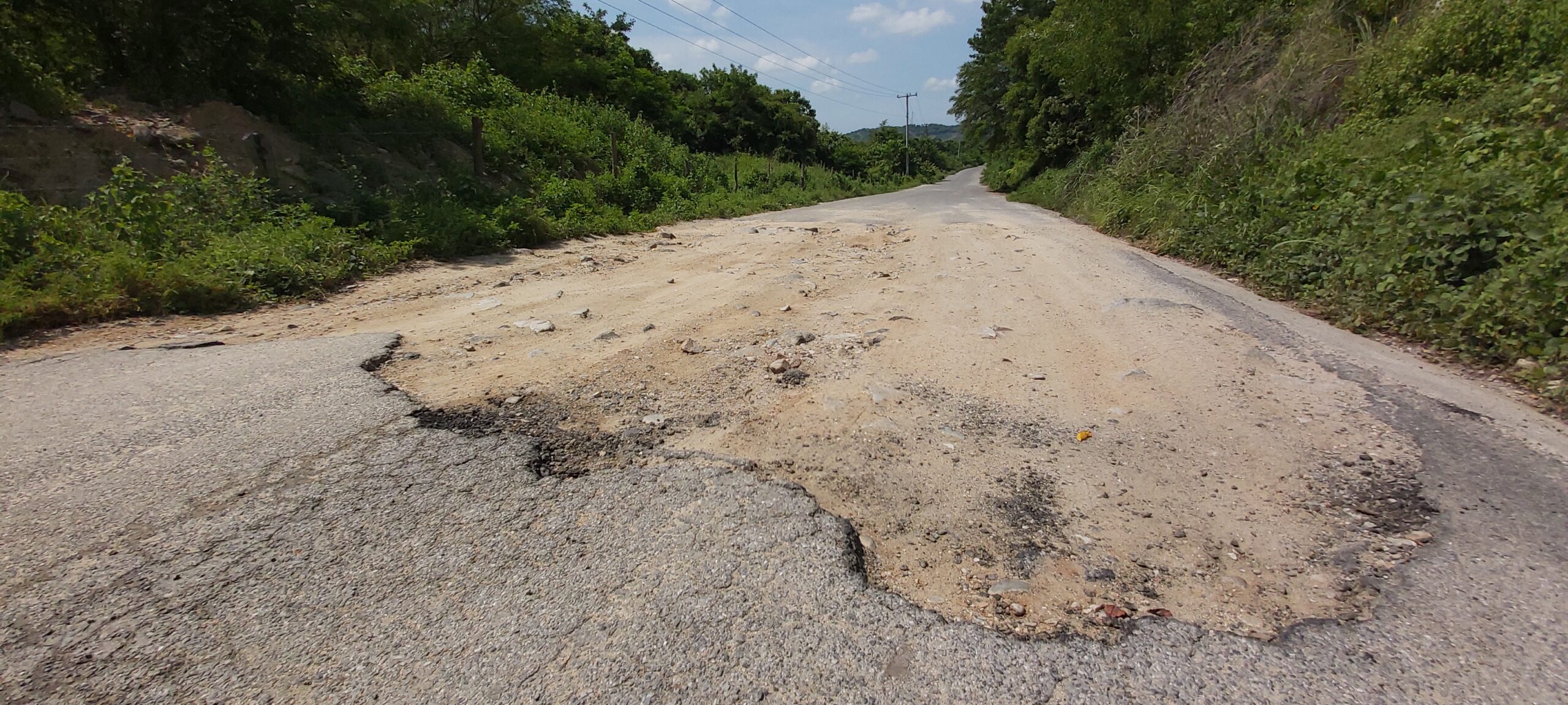 En mal estado, carretera a El Balcón, señalan