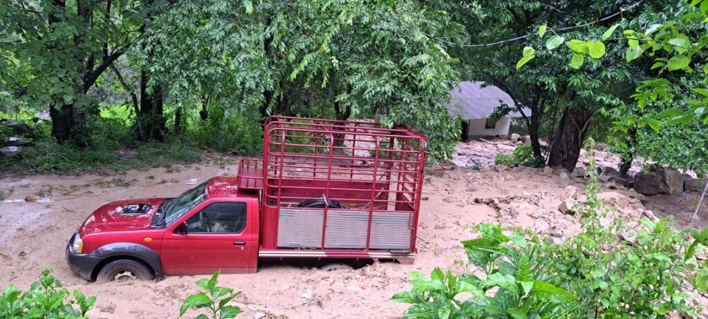 Tromba deja incomunicadaos a pueblos de Técpan