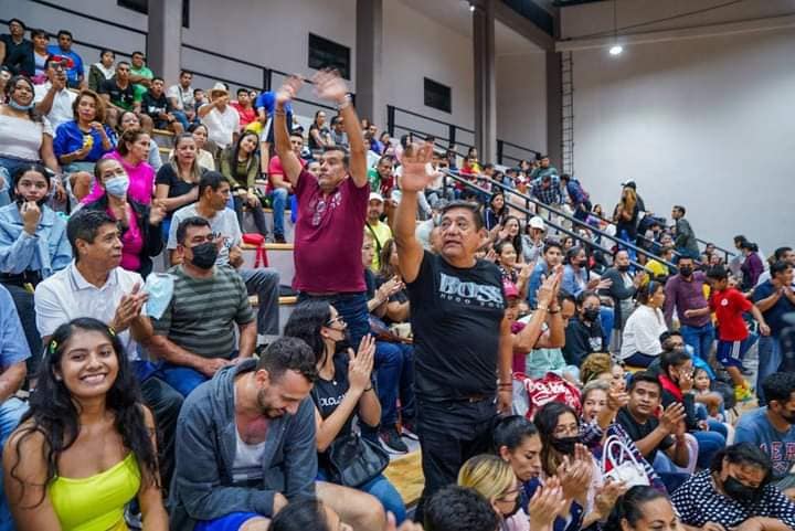 En Chilpancingo… Se compromete Félix Salgado a techar la cancha de basquetbol del CREA