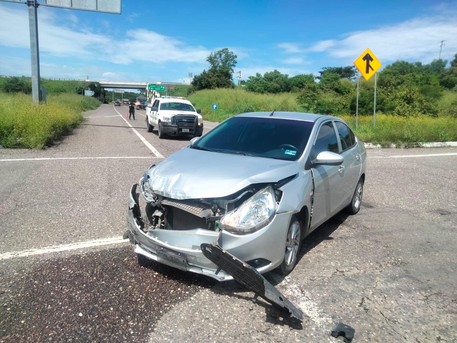 Vehículo y camioneta chocan en el entronque de la caseta de Feliciano