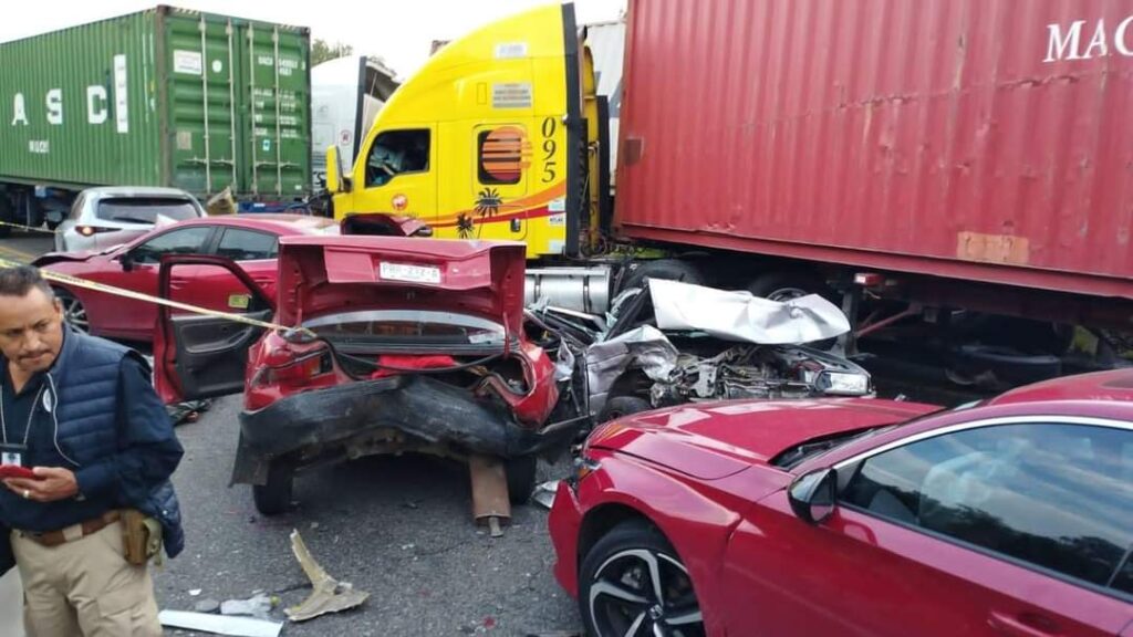 Tráiler embiste a coches en autopista Siglo XXI en Michoacán; hay 6 muertos