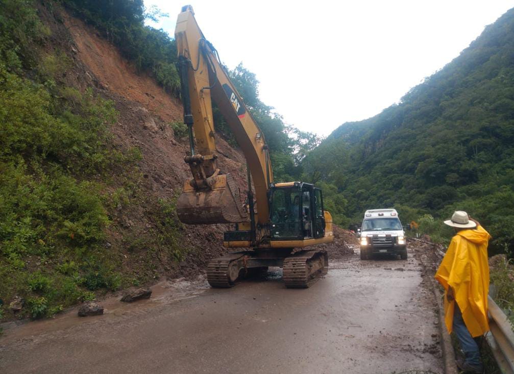 ATIENDE CICAEG LA VÍA PETAQUILLAS – TEPECHICOTLÁN POR DESLAVE DE CERRO