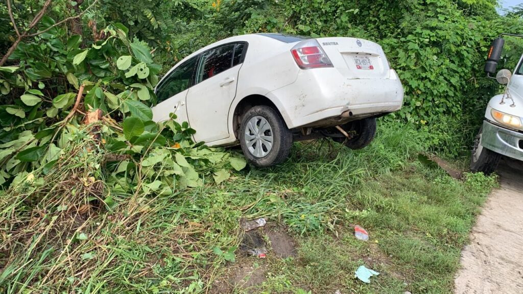 Auto se sale del bulevar de Zihuatanejo