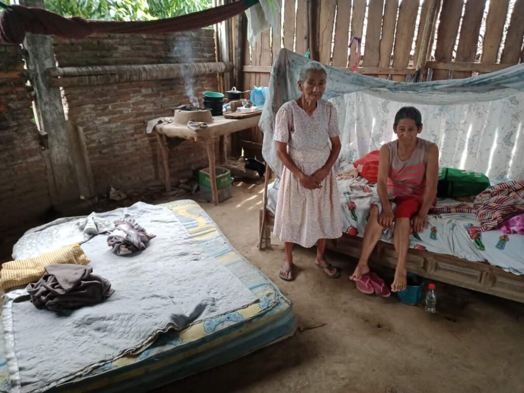 La señora Reyna Nario y su mamá viven en condiciones precarias y les quitaron su pensión.
