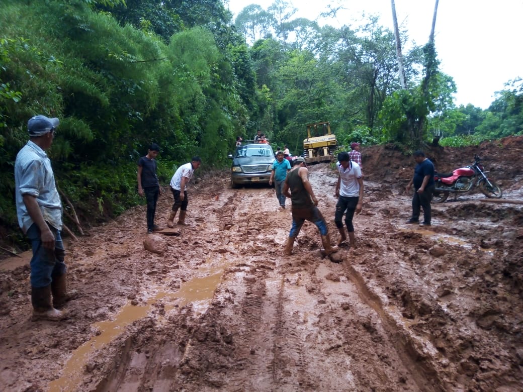 Concluir pavimentación en Atoyac, solicitan