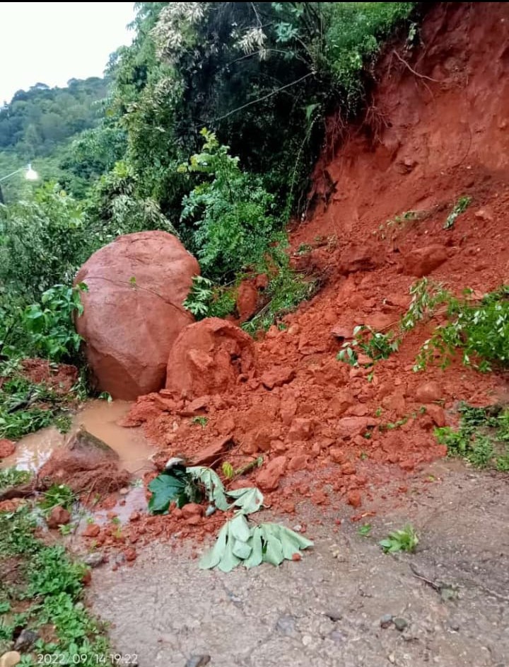 Reportan derrumbe de cerro en la sierra de Atoyac