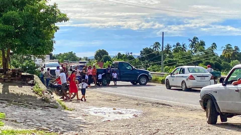 Bloqueo carretero para solicitar maestros en el municipio de Técpan