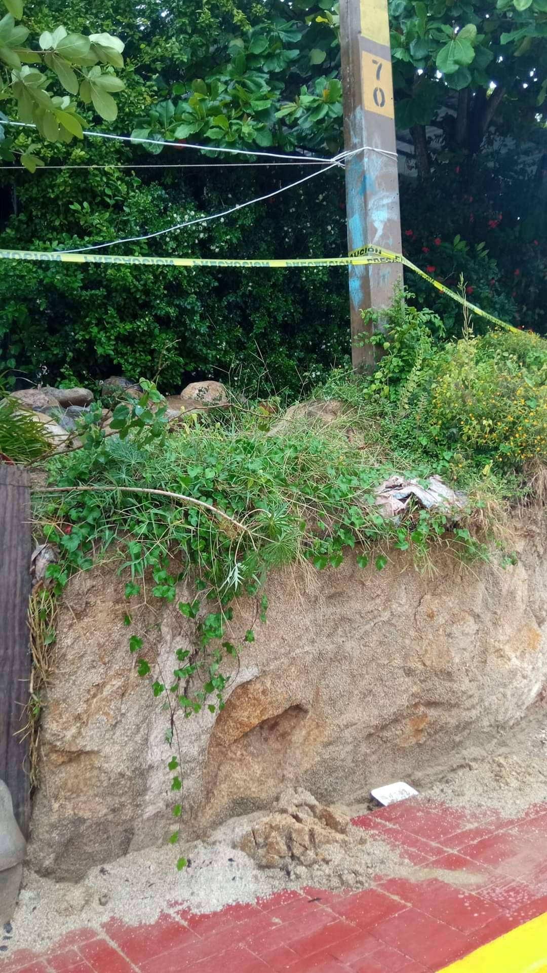 Alertan por poste a punto de caer en Atoyac