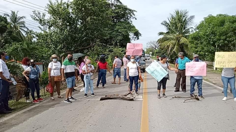 Maestros bloquean carretera en Atoyac; exigen cumplimiento de acuerdos