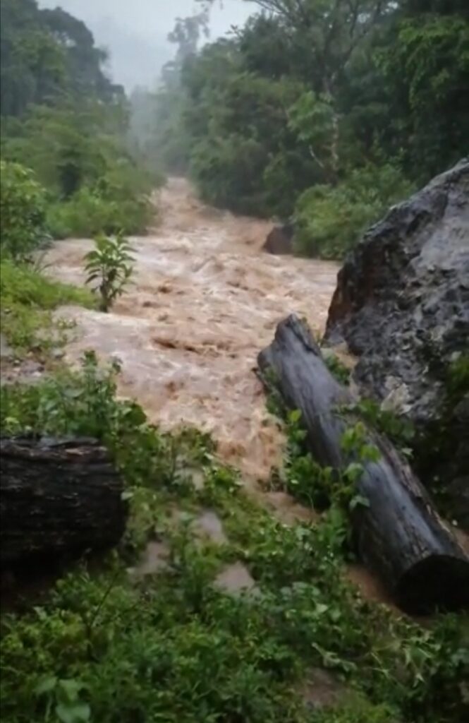 Tromba ocasiona crecida de río en Santo Domingo