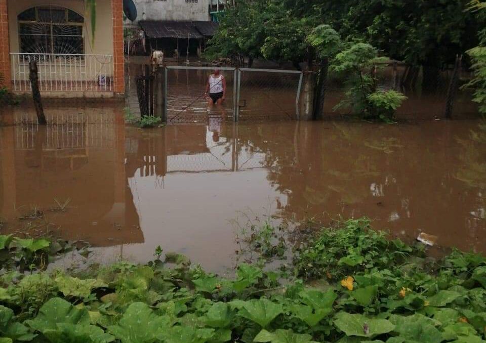 Se desborda arroyo en El Cayaco