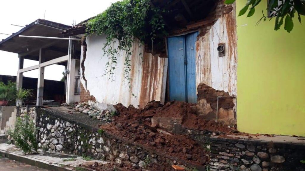 A punto de derrumbarse, casa en Atoyac