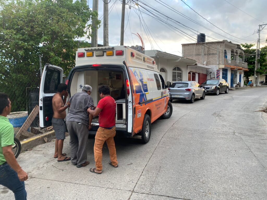 Paramédicos se movilizan por sexagenario caído  en la Vicente Guerrero