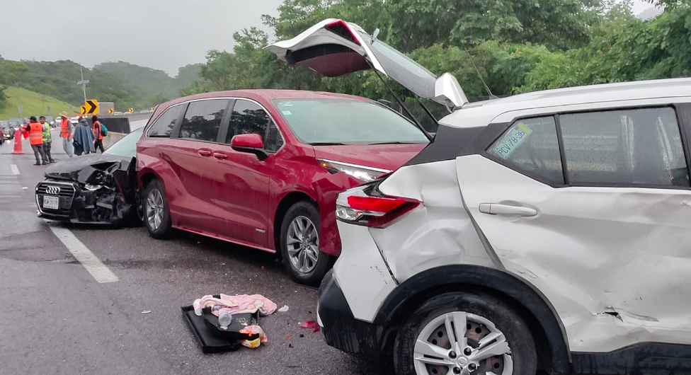 En la autopista del Sol… Tres carambolas consecutivas; 17 vehículos Involucrados, 9 heridos y una mujer muerta