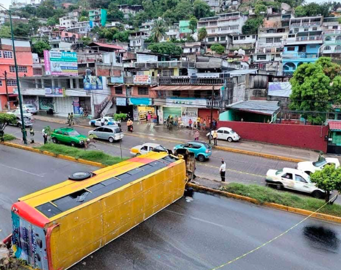 En Acapulco… Vuelca camión urbano; un muerto y 11 lesionados
