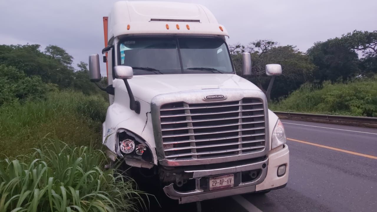 Tráiler y auto compacto chocan en la Siglo XXI