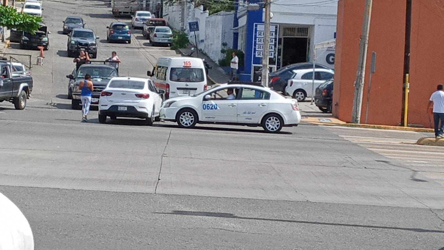 Choque vehicular en Paseo de Zihuatanejo deja daños materiales