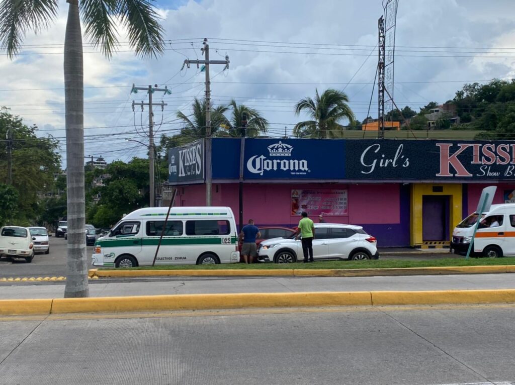 Choque en Zihuatanejo deja solo daños materiales