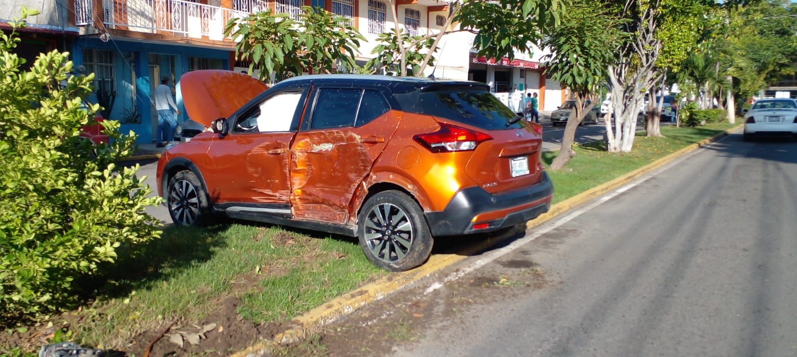 Chocan camioneta frente a la base de Cruz Roja Zihuatanejo