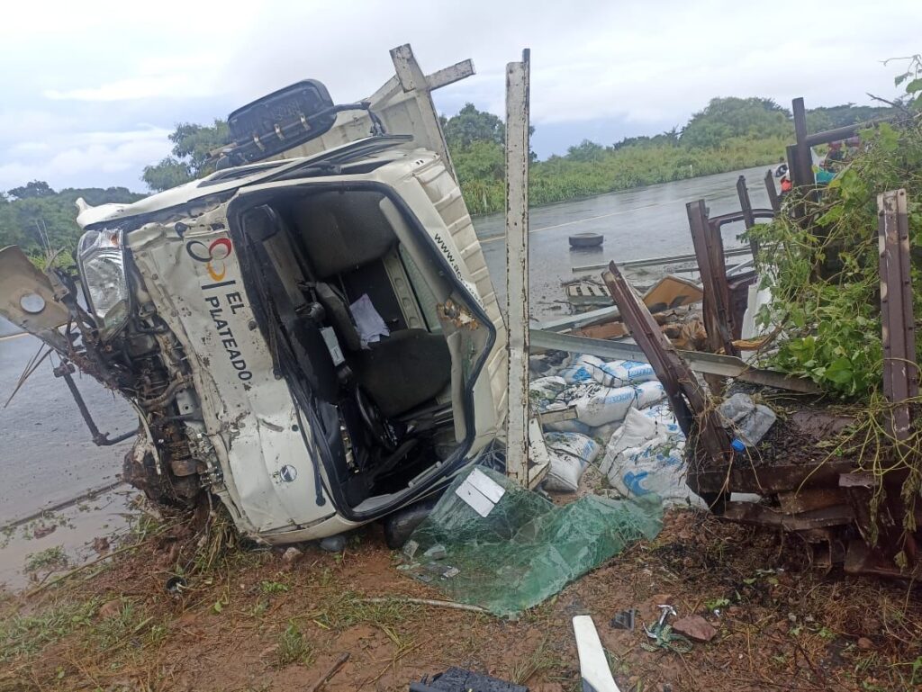 Camioneta de materiales se estampa con vehículo estacionado en Pantla