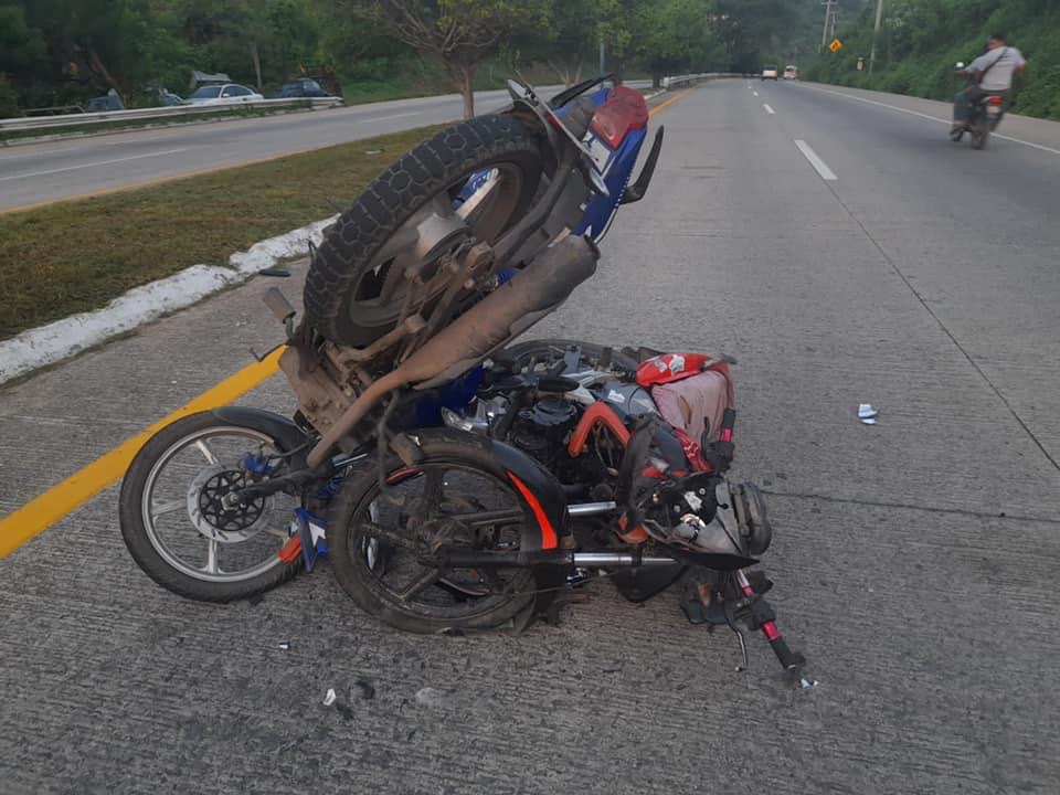 Motociclista chocan de frente sobre el puente de la Esperanza 