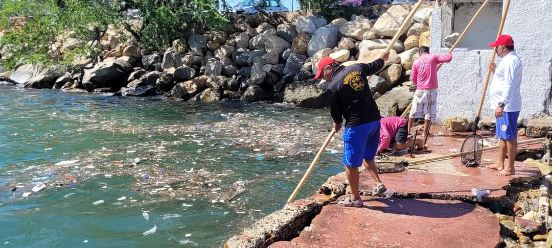 En Acapulco, personal de barredoras marinas realiza acciones de limpieza en espejo de agua