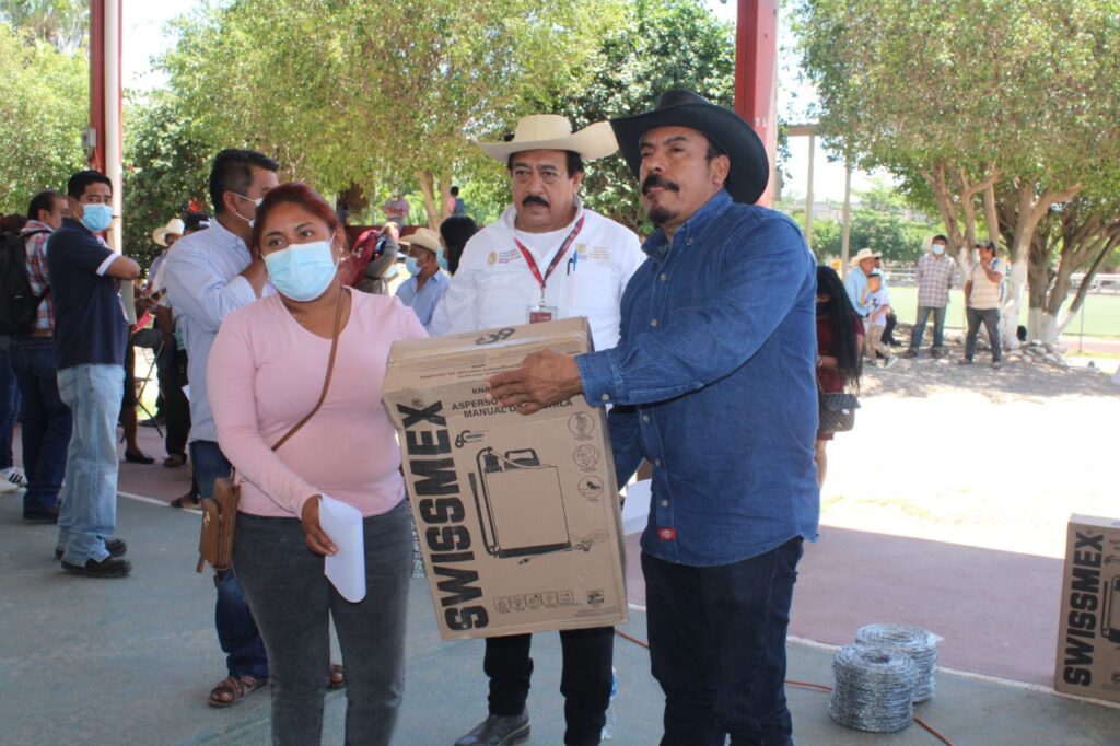 Entrega la SAGADEGRO apoyos a pequeños agricultores de la región de La Montaña