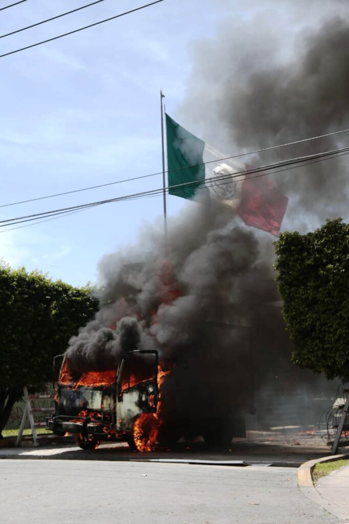 Ahora en Iguala… Arremeten normalistas de Ayotzinapa contra la sede del 27 Batallón de Infantería