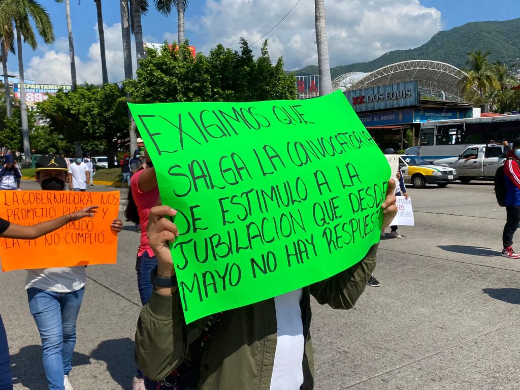 Cierran la avenida costera estudiantes que demandan plazas, en Acapulco