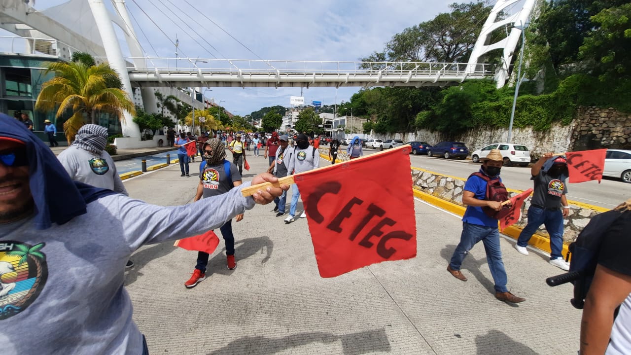 En Acapulco… Severo caos vial en la costera Miguel Alemán genera marcha de cetegistas