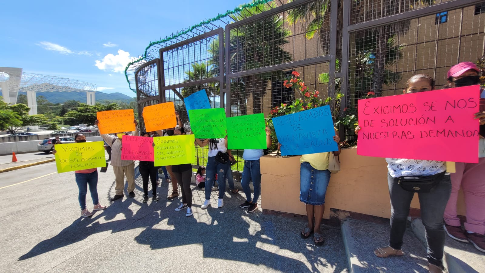 Familias que se dicen desplazadas por la UPOEG, piden ayuda a la gobernadora Evelyn Salgado