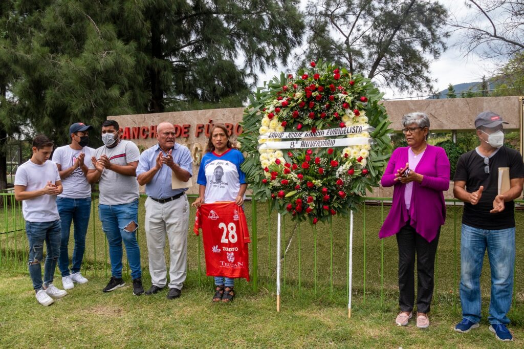 No nos ha atendido AMLO, acusa la madre de futbolista muerto en la tragedia de Iguala