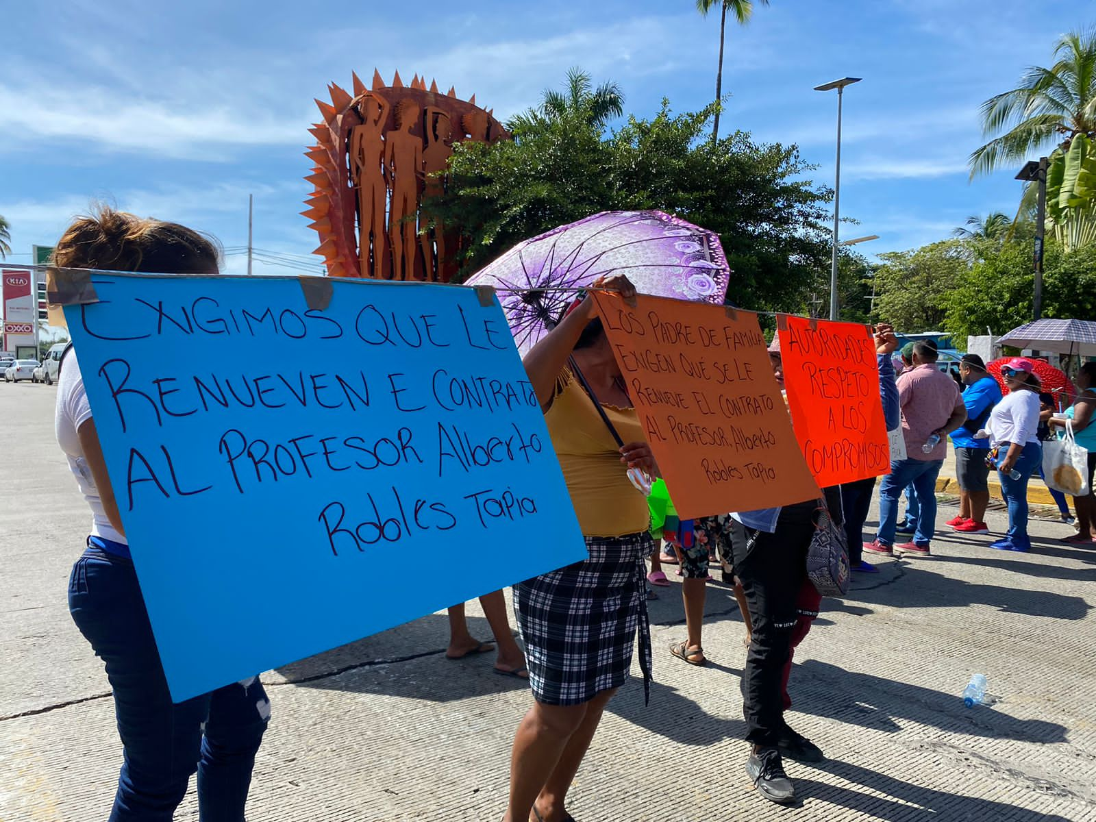 En Acapulco… Maestros y padres de familia colapsan el tráfico vehicular en la Zona Diamante