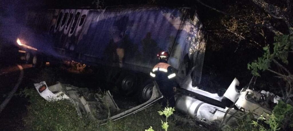 Muere un trailero en una volcadura sobre carretera la Iguala-Teloloapan