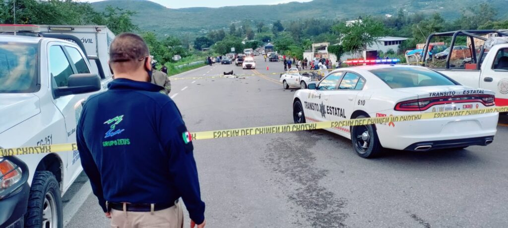 En Chilpancingo… Mueren en un accidente el chofer de un taxi y un estudiante de la UAGro