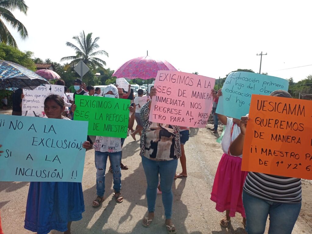 Por la omisión de la SEG, cierran la carretera Acapulco-Pinotepa Nacional