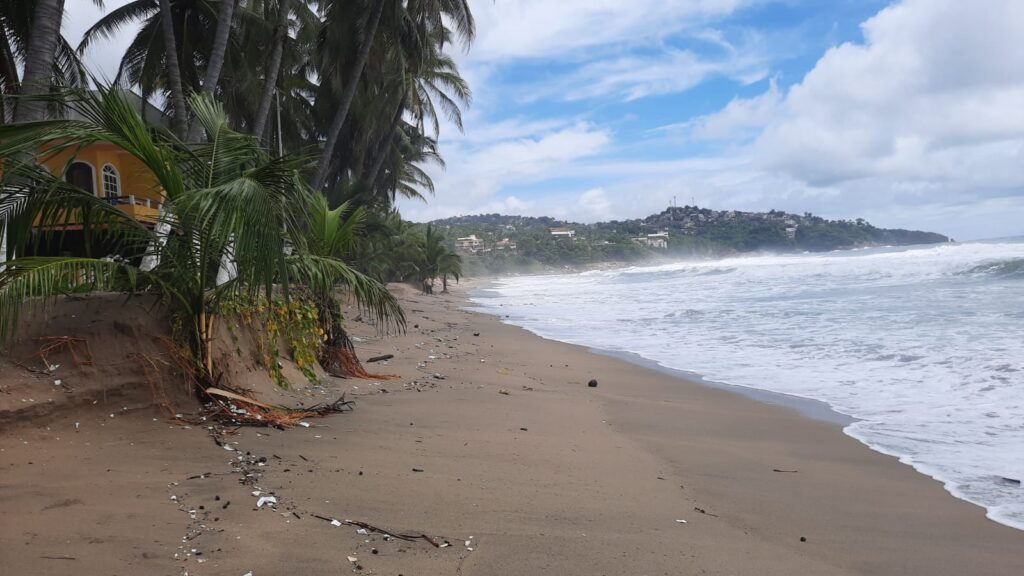 En Acapulco… Arremete el fuerte oleaje contra 40 negocios de playa en Pie de la Cuesta