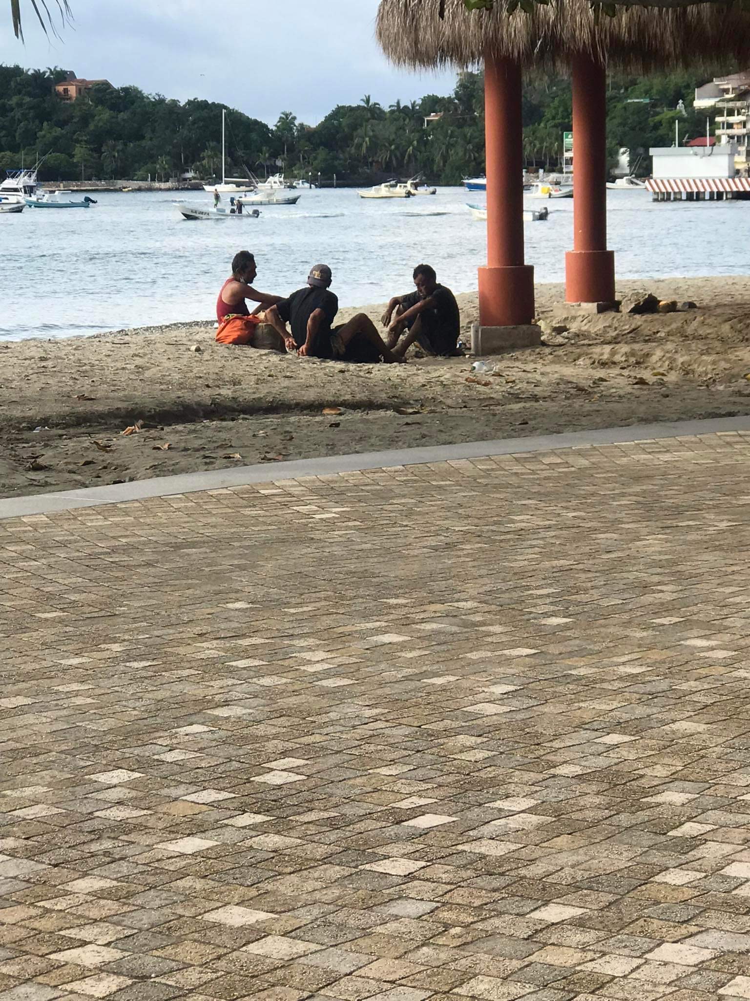 Hombres alcoholizados dan mal aspecto en Paseo del Pescador