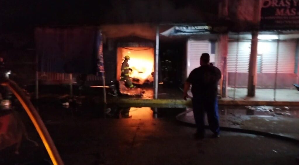 Hombres armados incendiaron 14 locales comerciales, en Acapulco