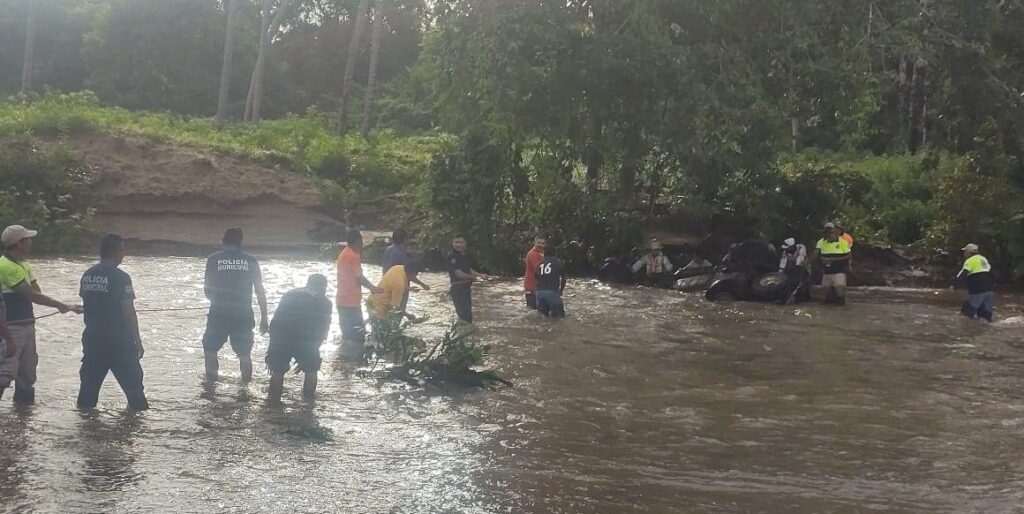 Encuentran cadáver de mujer que iba en una camioneta arrastrada por un río, en San Marcos