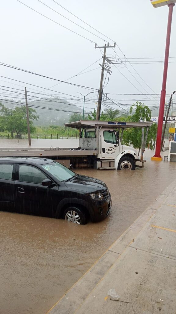 Lluvias generadas por la tormenta “Lester” arrastra vehículos y motos en Zihuatanejo