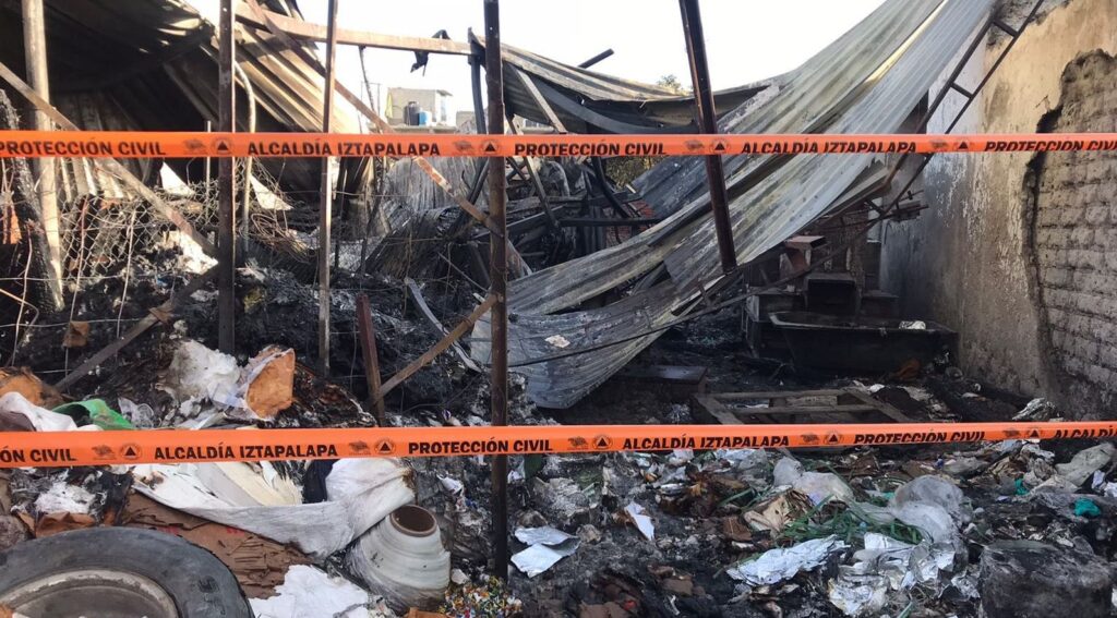 Tres perritos pierden la vida durante un incendio en fábrica de plásticos de Iztapalapa
