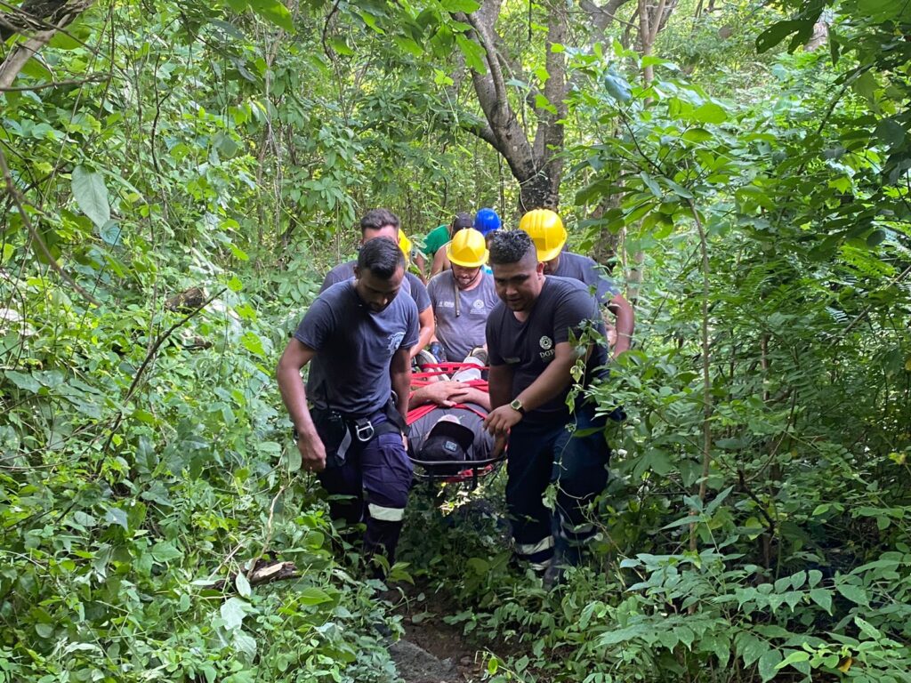 Bomberos rescatan a turista que se fracturó en las pozas de La Majahua