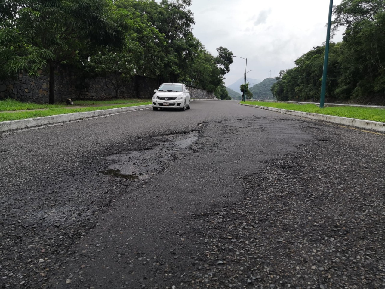 Transportistas solicitan bacheo de calles de Ixtapa