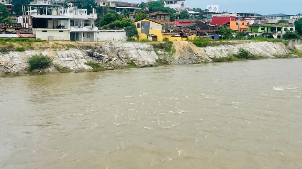 Temen por casas en los márgenes del río Petatlán