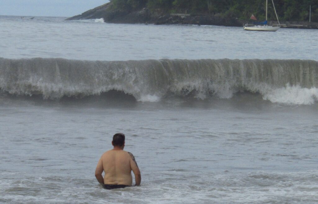 Continúa el mar de fondo en playas de Zihuatanejo