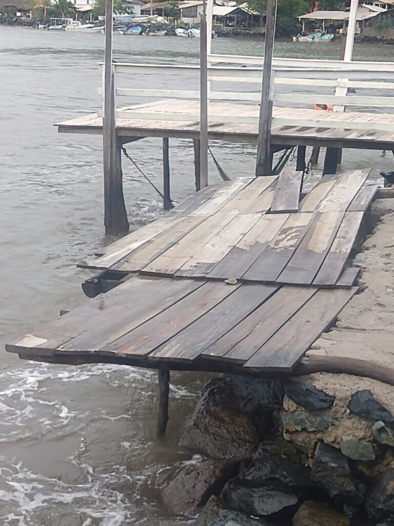 Mar de fondo daña muelles en Puerto Vicente Guerrero