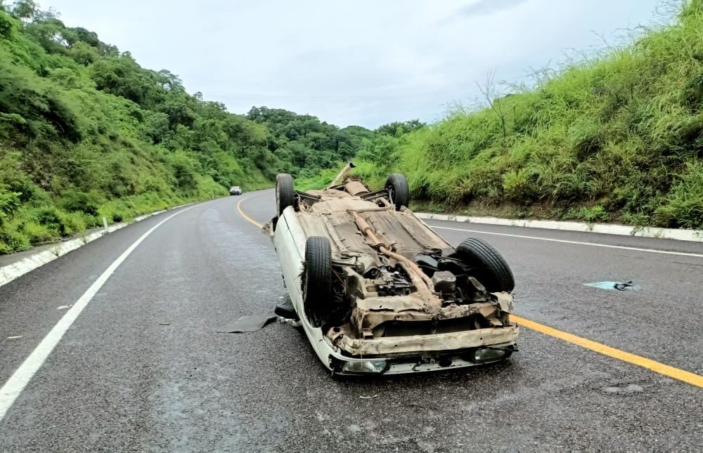 Volcó auto sedán en la autopista Siglo XXI