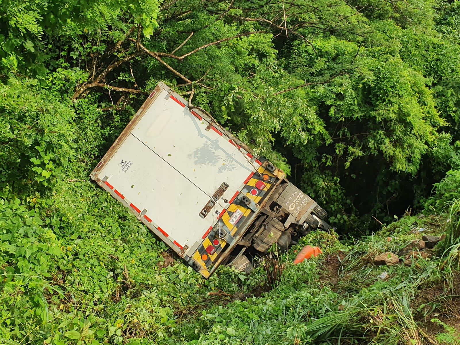 Camión se sale de la autopista Siglo XXI